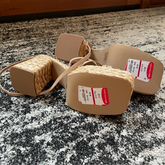 NWT Steve Madden platform sandals - Picture 3 of 3